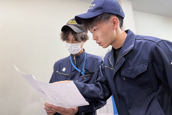 職場は落ち着いた雰囲気で、一つひとつの作業に集中して取り組める環境が整っています。
製品の寸法測定には正確性が求められますがチームで情報を共有し、ミスを防ぐ体制がしっかり構築されているので安心です。
私自身未経験で入社しましたが、先輩方が測定器の使い方から丁寧に教えてくださり、段階を追ってスキルを身につけることができました。
正確な仕事がしっかり評価され、自分の技術が信頼に直結していると実感できる点も大きなやりがいにつながっています。