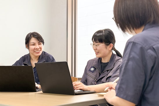 私は生産管理部門で出荷品の管理を担当しています。
お客様への納期遅延が発生しないよう、周囲と協力しながら日々業務に取り組んでいます。
お客様からの評価に直結する業務のため大変な場面も多くありますが、計画通りに出荷できたときの達成感は非常に大きく、やりがいを感じています。