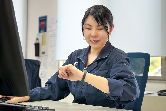 担当部門は女性の比率が多いので子育て中の私にとって、短時間勤務制度や柔軟な勤務時間の相談ができることは大きな魅力です。
現在、短時間勤務制度活用中ですが、周囲の理解もあり、時間内で業務に集中できる環境が整っています。
また、上司が女性ということもあり急な困りごとも相談しやすいため安心感があります。
自分のライフステージに合わせて働き方を選べることで仕事と家庭の両立がしやすく、長く働ける職場だと感じています。